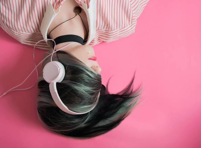 Amazon Music unlimitedをヘッドホン出来きながら寝る女性